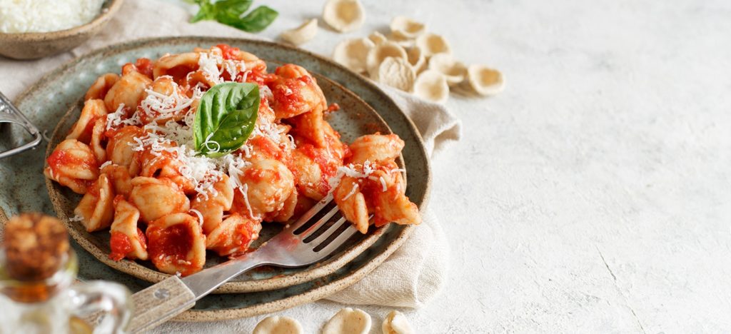 Orecchiette mit puglischem Tomatensoße - typische pugliesische Gerichte